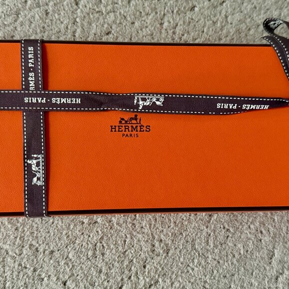 Hermes Faconnee Grand H pocket square 45 Gris Nacre - Picture 2 of 7